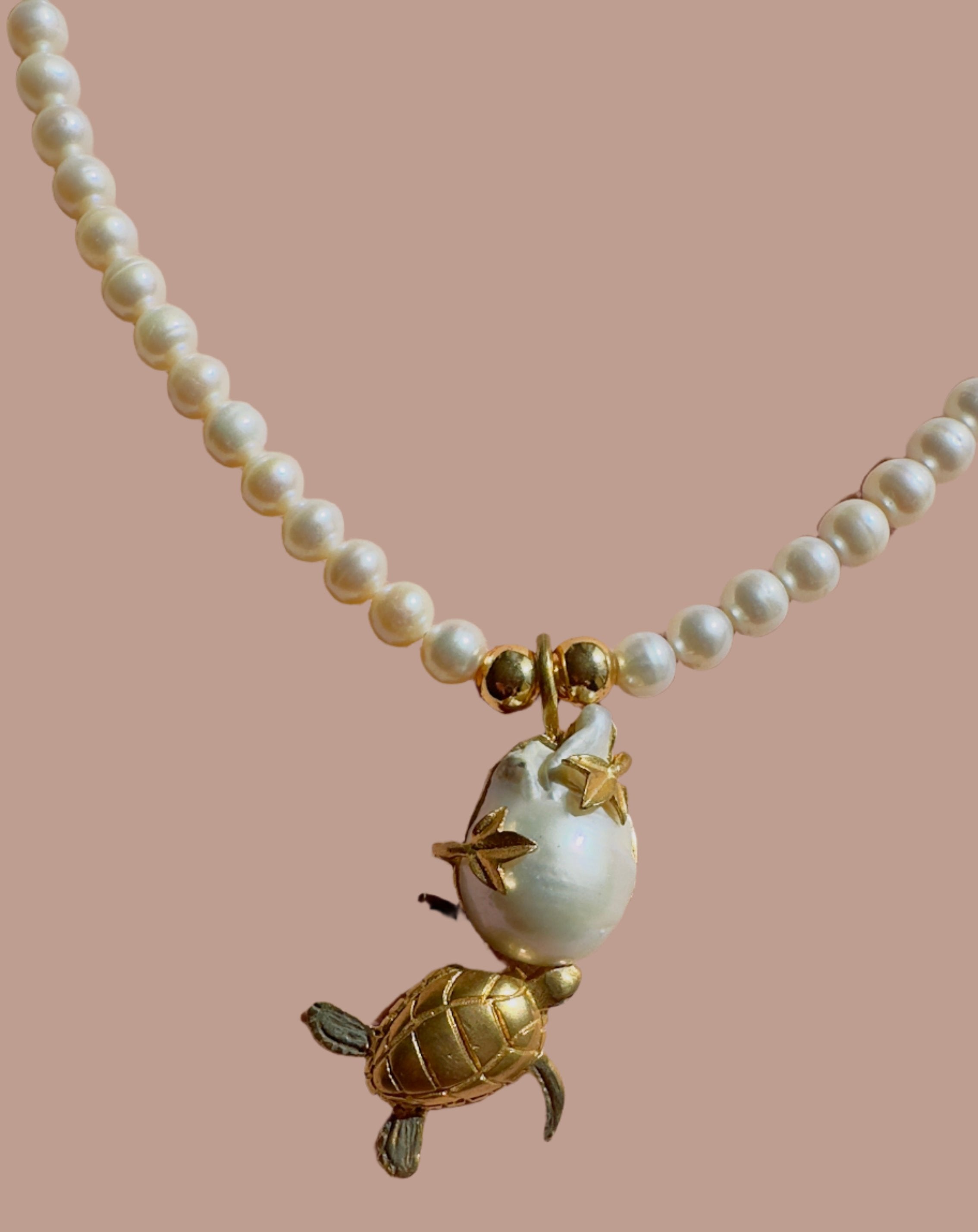 detail.of.white_pearl_turtle_necklace.jpg